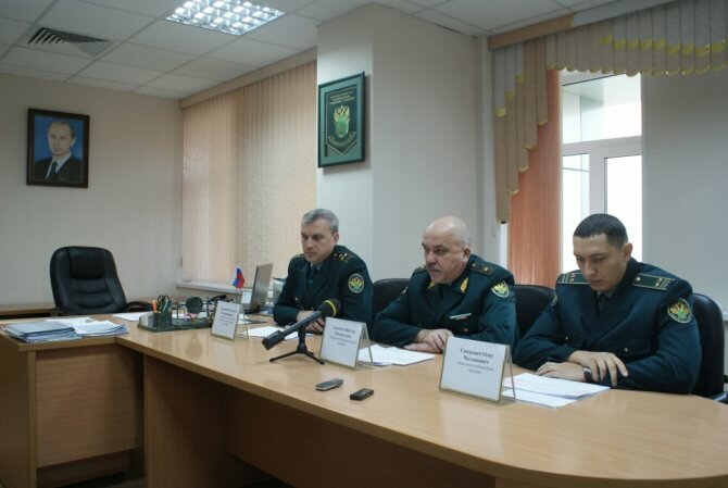Пресс-конференция в таможне Владивостока, Фото с места события собственное